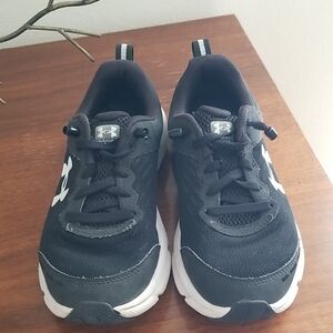Under Armour Black and White Running Shoes Suze 5Y